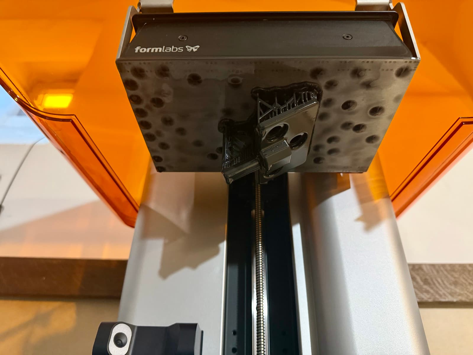 SLA 3D printanje zamjenskog nosača na Formlabs printeru