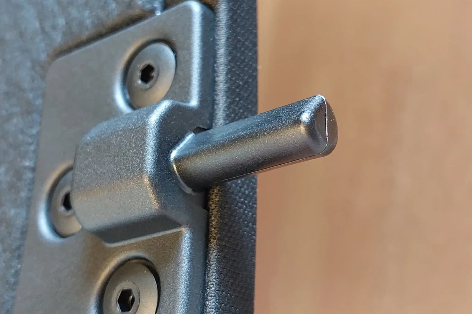 Original mounting bracket with pivot pin installed on the BMW M440i rear parcel shelf