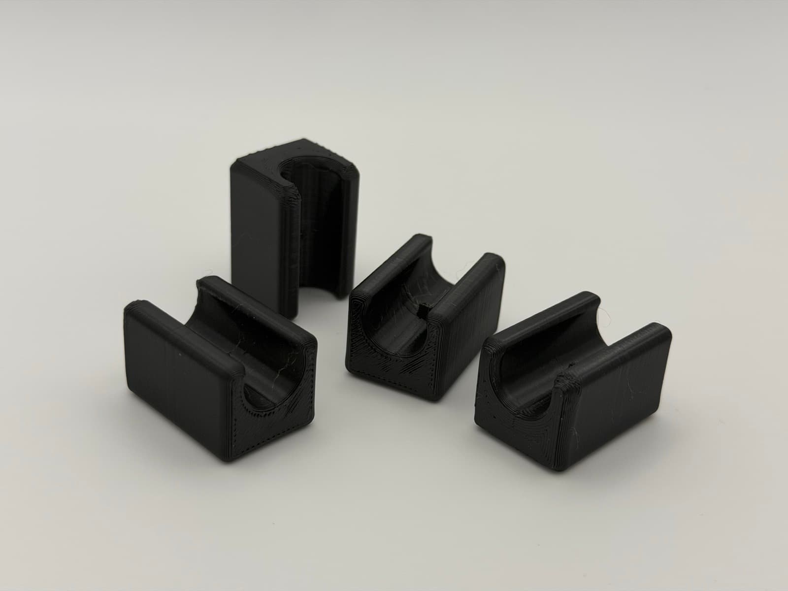 Serija crnih 3D printanih montažnih kopči