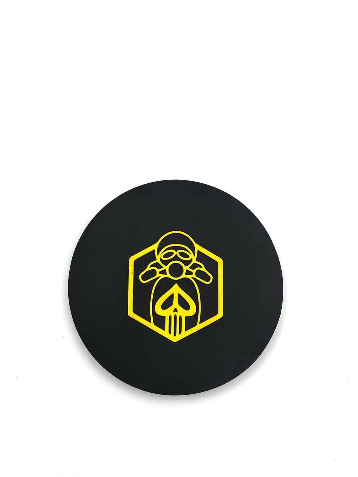 Okrugla dvobojna 3D printana značka sa žutim logom